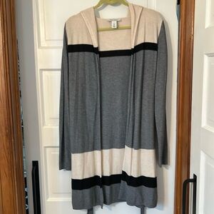 White House black market women’s duster gray black cream size medium